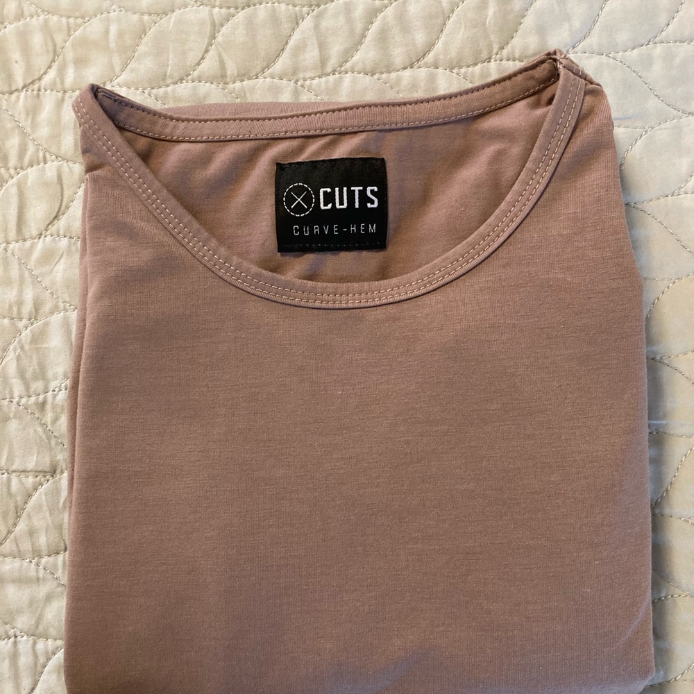 CUTS AO CURVE HEM LONG SLEEVE TEE Color Mountain Mist (Mauve) Size Medium